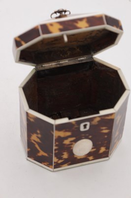 Lot 1390 - AN EARLY 19TH CENTURY IVORY STRUNG TORTOISESHELL OCTAGONAL TENT TOP TEA CADDY