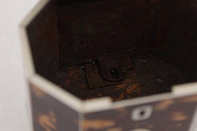 Lot 1390 - AN EARLY 19TH CENTURY IVORY STRUNG TORTOISESHELL OCTAGONAL TENT TOP TEA CADDY