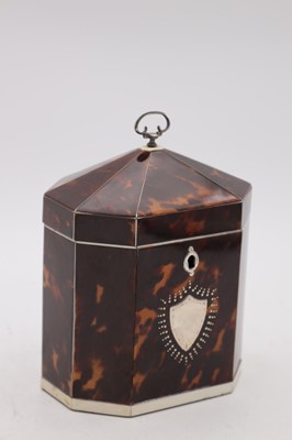 Lot 1381 - AN EARLY 19TH CENTURY IVORY AND SILVER STRUNG TORTOISESHELL OCTAGONAL TENT TOP TEA CADDY