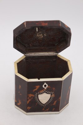 Lot 1381 - AN EARLY 19TH CENTURY IVORY AND SILVER STRUNG TORTOISESHELL OCTAGONAL TENT TOP TEA CADDY