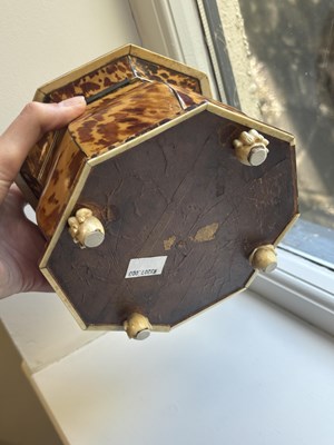 Lot 1407 - AN EARLY 19TH CENTURY TORTOISESHELL AND SILVER WIRE INLAID HEXAGONAL DOUBLE TEA CADDY