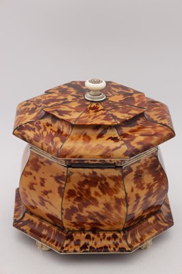 Lot 1407 - AN EARLY 19TH CENTURY TORTOISESHELL AND SILVER WIRE INLAID HEXAGONAL DOUBLE TEA CADDY