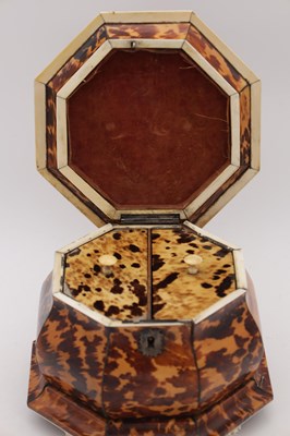 Lot 1407 - AN EARLY 19TH CENTURY TORTOISESHELL AND SILVER WIRE INLAID HEXAGONAL DOUBLE TEA CADDY