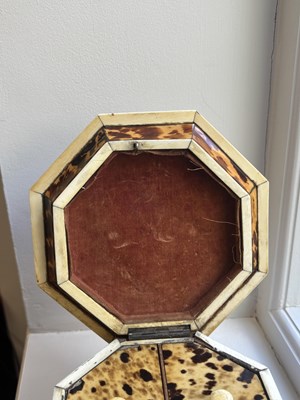 Lot 1407 - AN EARLY 19TH CENTURY TORTOISESHELL AND SILVER WIRE INLAID HEXAGONAL DOUBLE TEA CADDY