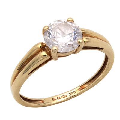 Lot 240 - A 14CT YELLOW GOLD AND CUBIC ZIRCONIA RING