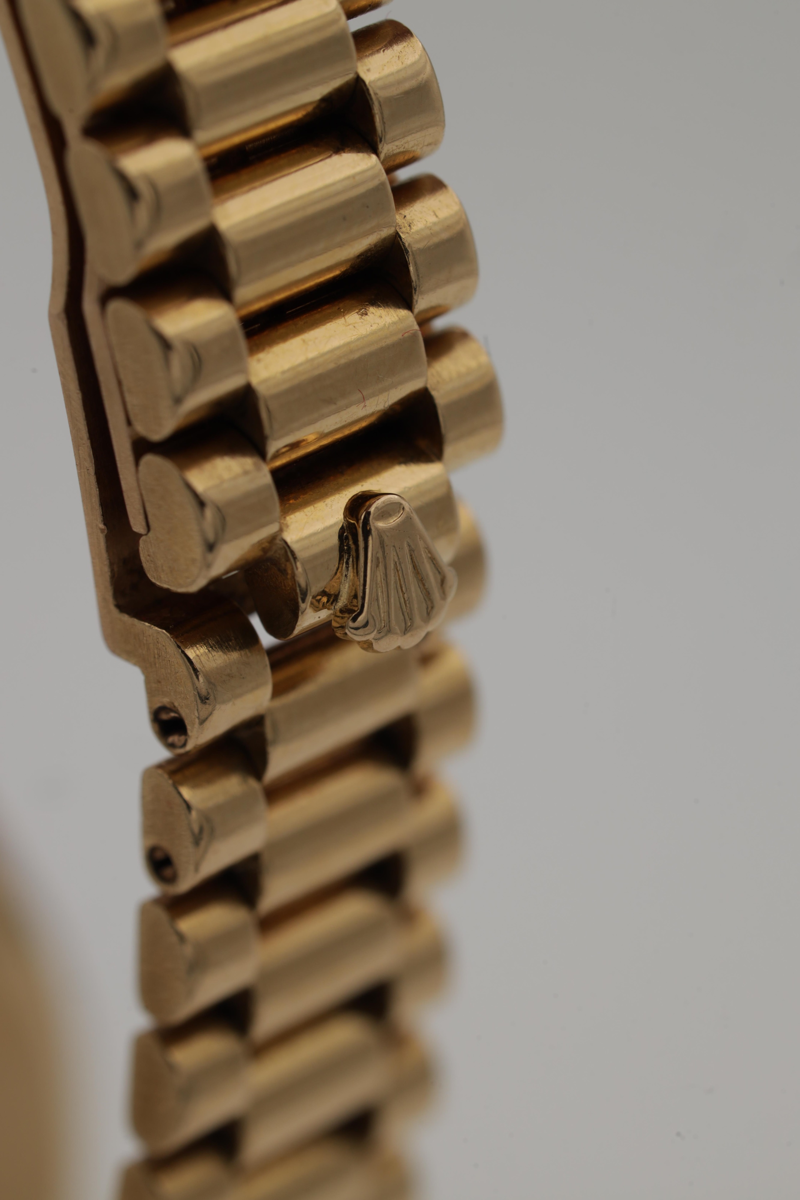 Lot 502 - A LADIES ROLEX 18CT YELLOW GOLD AND DIAMOND