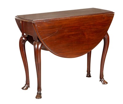 Lot 1671 - AN IRISH MAHOGANY DROP-LEAF SUPPER TABLE