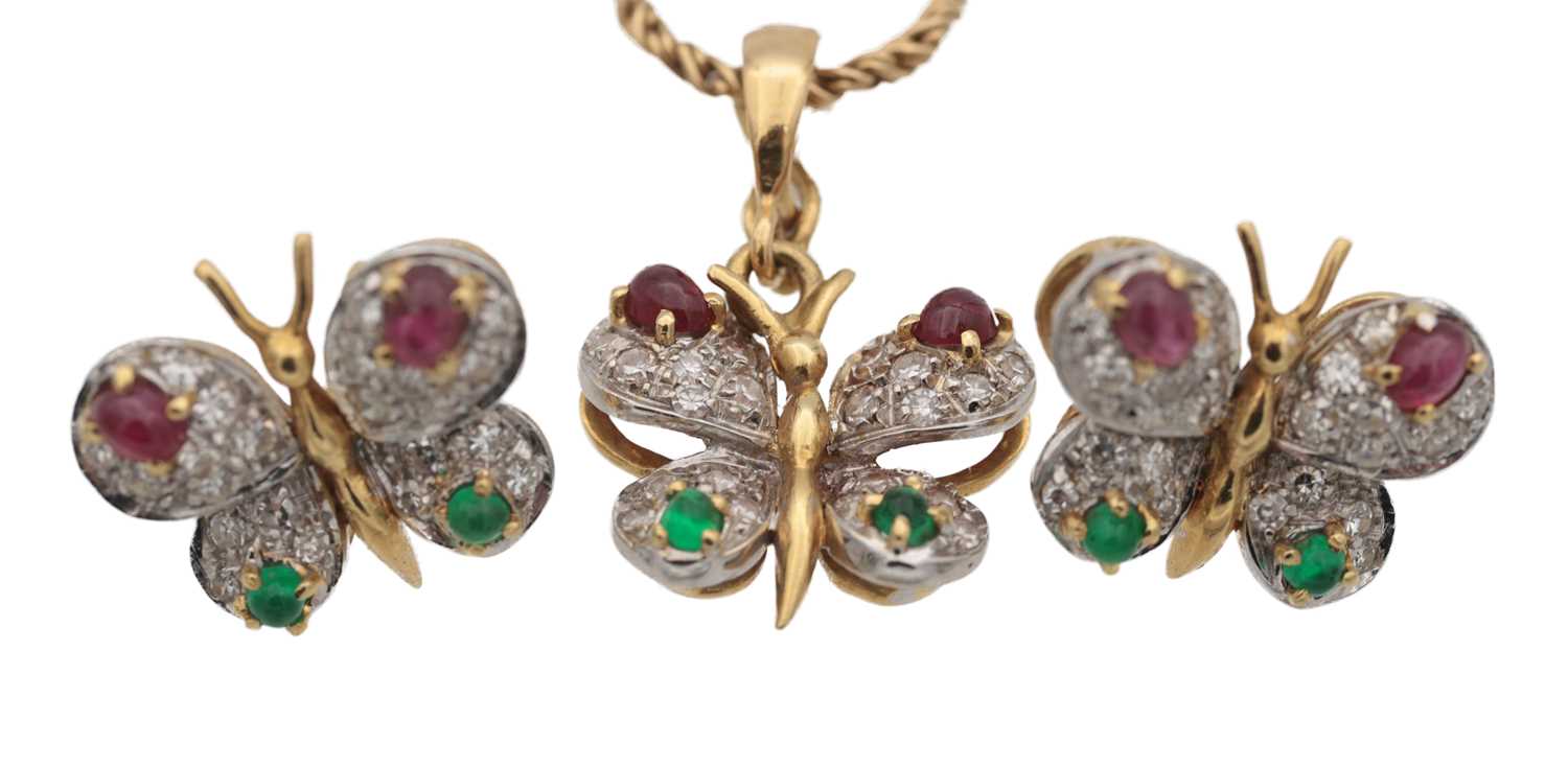 Lot 184 - AN 18CT GOLD RUBY, EMERALD AND DIAMOND BUTTERFLY PENDANT AND EARRINGS