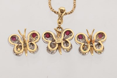 Lot 184 - AN 18CT GOLD RUBY, EMERALD AND DIAMOND BUTTERFLY PENDANT AND EARRINGS