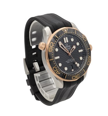 Lot A GENTLEMAN'S STEEL AND SEDNA GOLD OMEGA SEAMASTER DIVER 300 WRIST WATCH