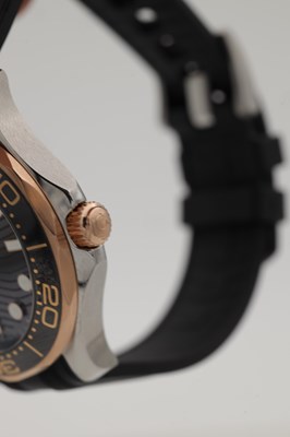 Lot A GENTLEMAN'S STEEL AND SEDNA GOLD OMEGA SEAMASTER DIVER 300 WRIST WATCH