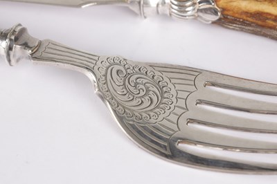 Lot 112 - A SET OF VICTORIAN ENGLISH SILVER AND STAG HORN FISH SERVERS