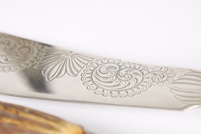 Lot 112 - A SET OF VICTORIAN ENGLISH SILVER AND STAG HORN FISH SERVERS