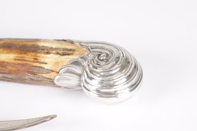Lot 112 - A SET OF VICTORIAN ENGLISH SILVER AND STAG HORN FISH SERVERS