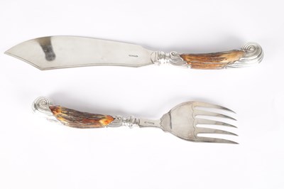 Lot 112 - A SET OF VICTORIAN ENGLISH SILVER AND STAG HORN FISH SERVERS