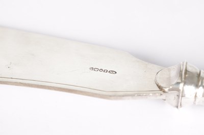 Lot 112 - A SET OF VICTORIAN ENGLISH SILVER AND STAG HORN FISH SERVERS