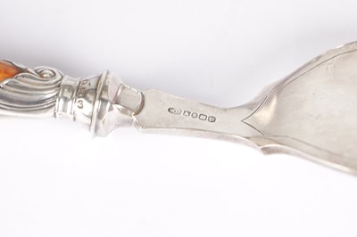 Lot 112 - A SET OF VICTORIAN ENGLISH SILVER AND STAG HORN FISH SERVERS