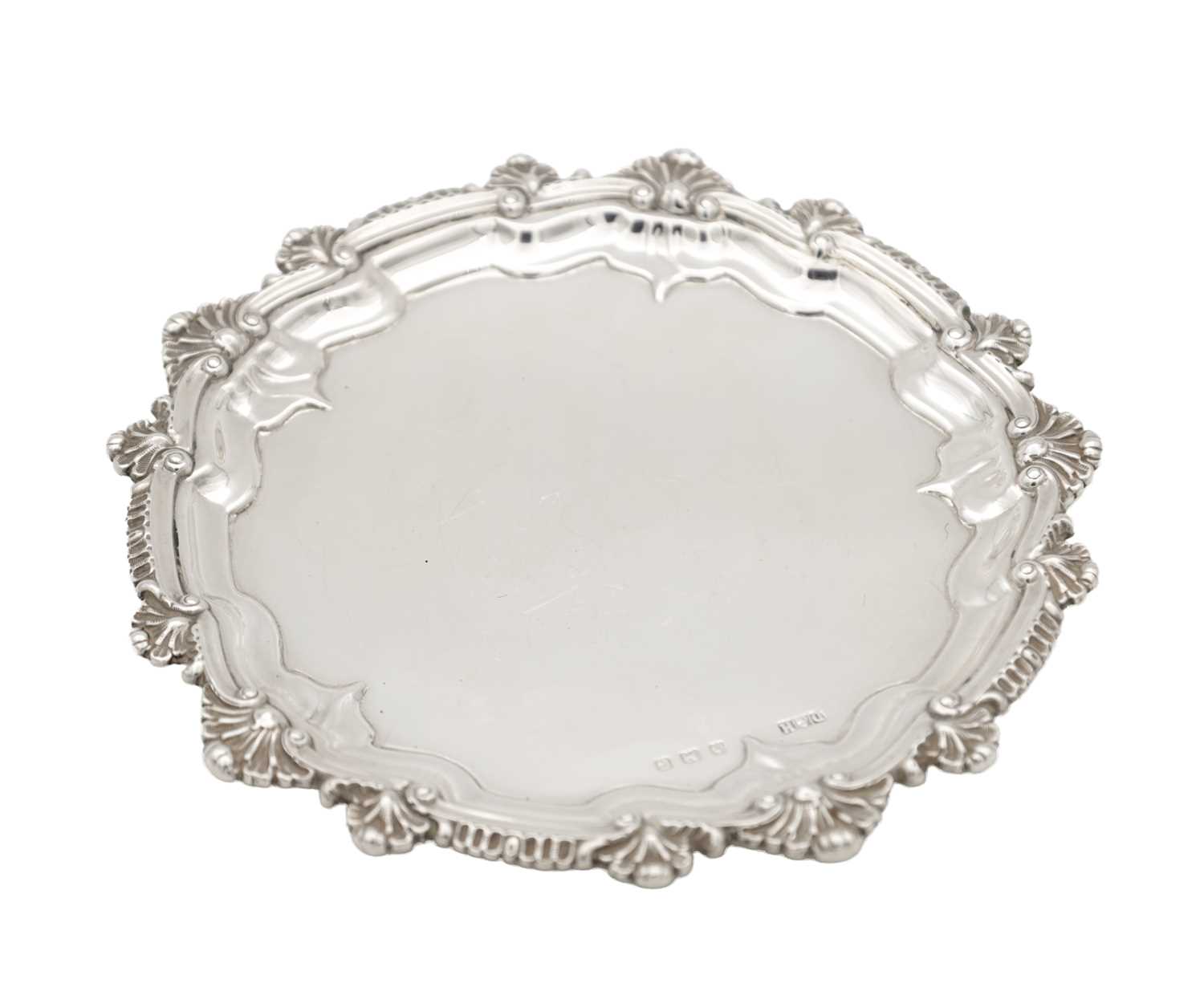 Lot 65 - AN EARLY 20TH CENTURY ENGLISH SILVER SALVER