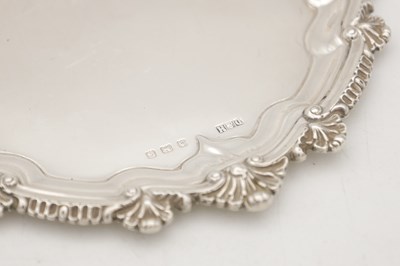 Lot 65 - AN EARLY 20TH CENTURY ENGLISH SILVER SALVER