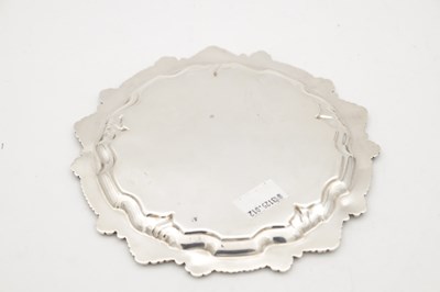 Lot 65 - AN EARLY 20TH CENTURY ENGLISH SILVER SALVER