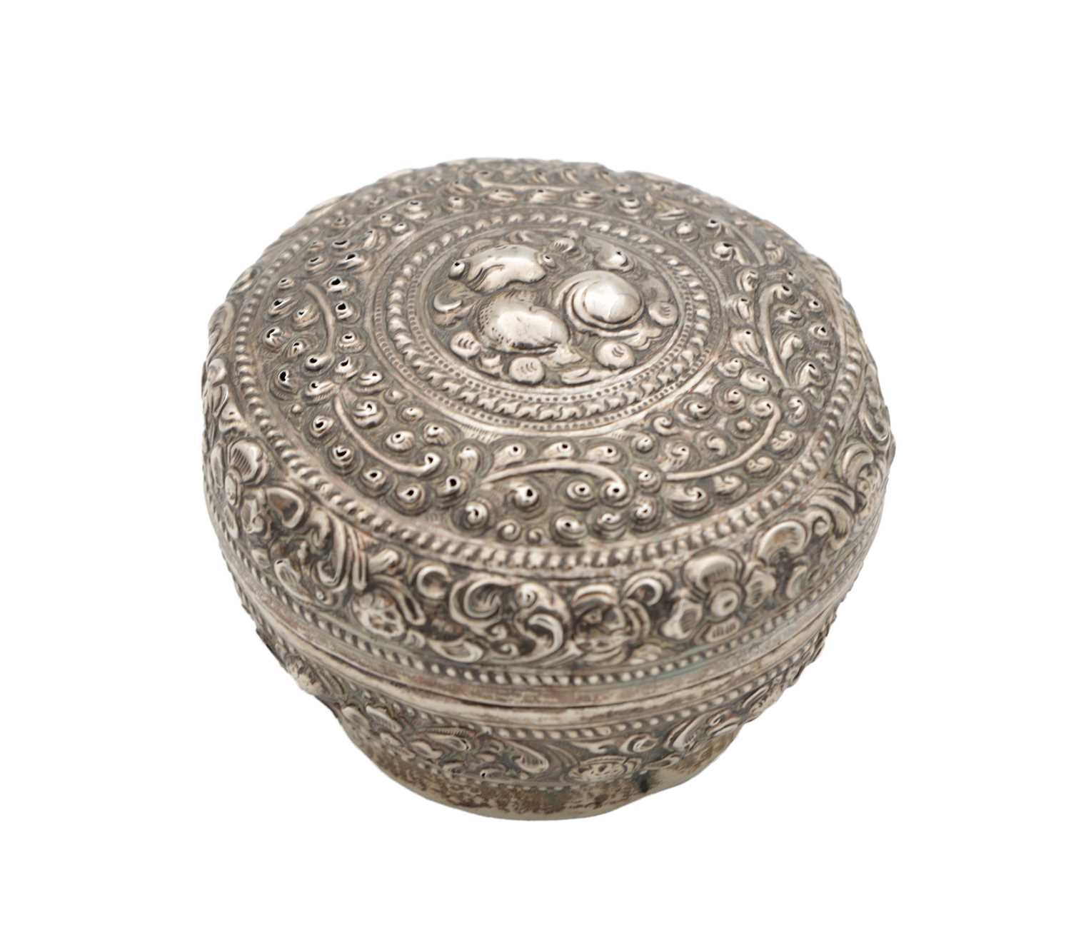 Lot 83 - A 19TH/20TH CENTURY SILVER REPOUSSE BETEL BOX