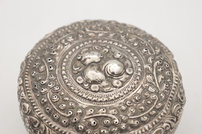 Lot 83 - A 19TH/20TH CENTURY SILVER REPOUSSE BETEL BOX