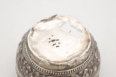 Lot 83 - A 19TH/20TH CENTURY SILVER REPOUSSE BETEL BOX