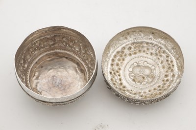 Lot 83 - A 19TH/20TH CENTURY SILVER REPOUSSE BETEL BOX