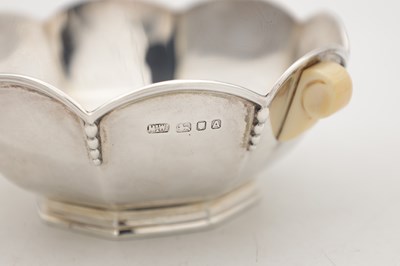 Lot 117 - TWO EARLY 20TH CENTURY ENGLISH SILVER ITEMS