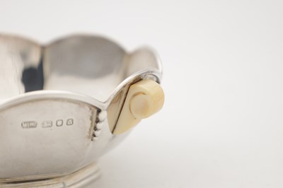 Lot 117 - TWO EARLY 20TH CENTURY ENGLISH SILVER ITEMS