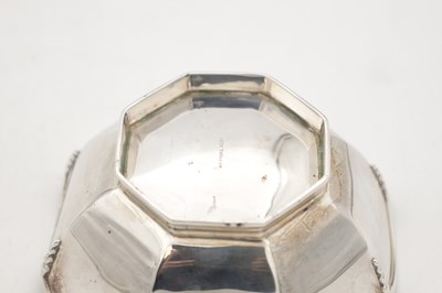 Lot 117 - TWO EARLY 20TH CENTURY ENGLISH SILVER ITEMS