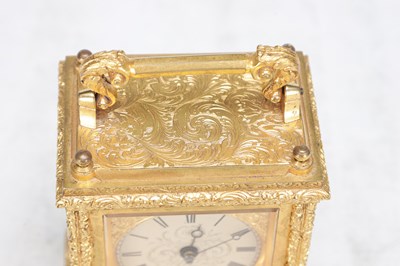 Lot 1330 - A FINE MID 19TH CENTURY ENGLISH GILT BRASS FUSEE CARRIAGE CLOCK TIMEPIECE