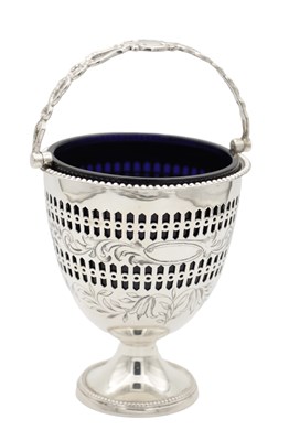 Lot 94 - A 19TH/20TH CENTURY SILVER SUGAR BASKET WITH BLUE GLASS LINER
