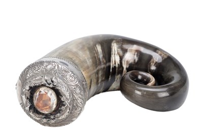 Lot 1120 - A SCOTTISH SILVER METAL MOUNTED RAM'S HORN SNUFF MULL SET WITH A FACETED CAIRNGORM