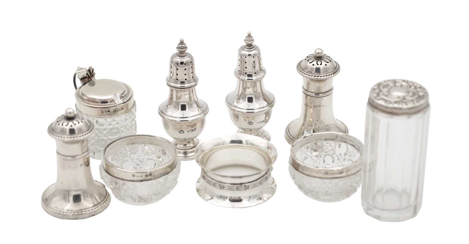 Lot 23 - A MIXED LOT OF 20TH CENTURY ENGLISH AND IRISH SILVER AND CUT GLASS TABLE ITEMS