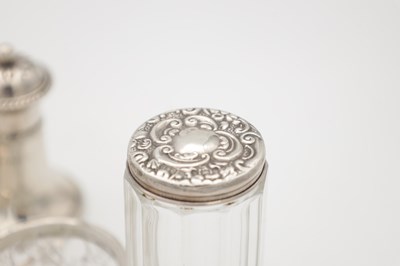 Lot 23 - A MIXED LOT OF 20TH CENTURY ENGLISH AND IRISH SILVER AND CUT GLASS TABLE ITEMS