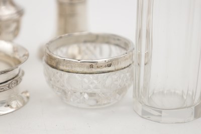 Lot 23 - A MIXED LOT OF 20TH CENTURY ENGLISH AND IRISH SILVER AND CUT GLASS TABLE ITEMS