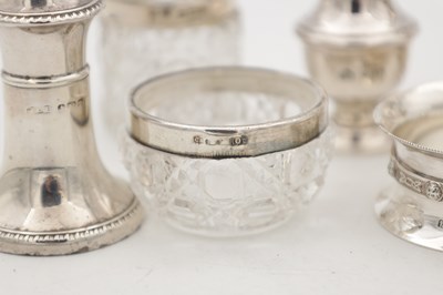 Lot 23 - A MIXED LOT OF 20TH CENTURY ENGLISH AND IRISH SILVER AND CUT GLASS TABLE ITEMS
