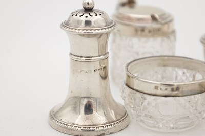 Lot 23 - A MIXED LOT OF 20TH CENTURY ENGLISH AND IRISH SILVER AND CUT GLASS TABLE ITEMS