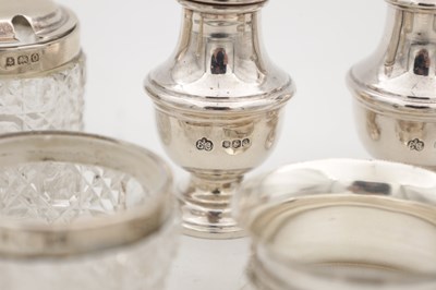 Lot 23 - A MIXED LOT OF 20TH CENTURY ENGLISH AND IRISH SILVER AND CUT GLASS TABLE ITEMS