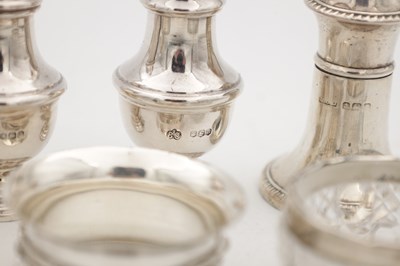 Lot 23 - A MIXED LOT OF 20TH CENTURY ENGLISH AND IRISH SILVER AND CUT GLASS TABLE ITEMS