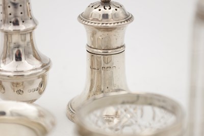 Lot 23 - A MIXED LOT OF 20TH CENTURY ENGLISH AND IRISH SILVER AND CUT GLASS TABLE ITEMS