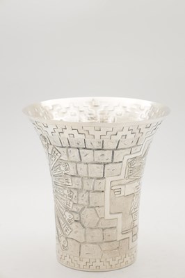 Lot 38 - AN EARLY 20TH CENTURY PERUVIAN SILVER VASE BY CAMUSSO, LIMA
