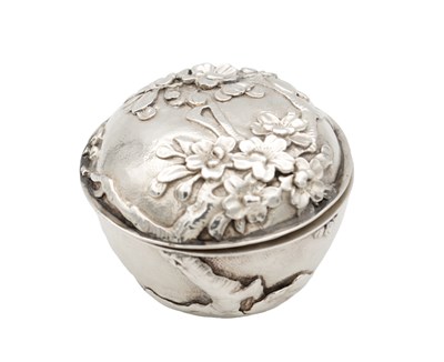 Lot 731 - A CHINESE EXPORT SILVER LIDDED BOWL WITH APPLIED PRUNUS BLOSSOM