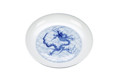 Lot 793 - A CHINESE BLUE AND WHITE PORCELAIN DRAGON DISH