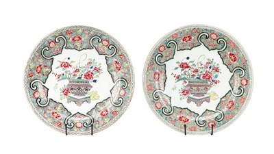 Lot 748 - A PAIR OF 18TH CENTURY CHINESE PORCELAIN FAMILLE ROSE PLATES