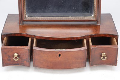 Lot 1512 - A REGENCY MAHOGANY TOILET MIRROR GILLOWS STYLE WITH SERPENTINE BASE