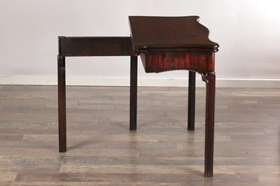 Lot 1520 - AN 18TH CENTURY MAHOGANY SERPENTINE CARD TABLE