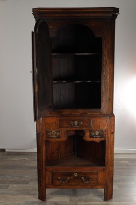 Lot 1530 - AN 18TH CENTURY STYLE WELSH OAK STANDING CORNER CUPBOARD