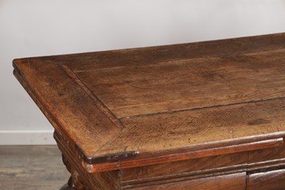 Lot 1549 - A 17TH CENTURY DUTCH OAK DRAW LEAF DINING TABLE
